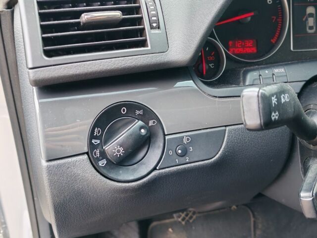 Сірий Ауді А4, об'ємом двигуна 1.6 л та пробігом 210 тис. км за 6000 $, фото 18 на Automoto.ua