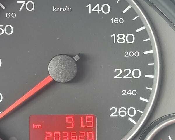 Сірий Ауді А4, об'ємом двигуна 2 л та пробігом 203 тис. км за 6999 $, фото 15 на Automoto.ua