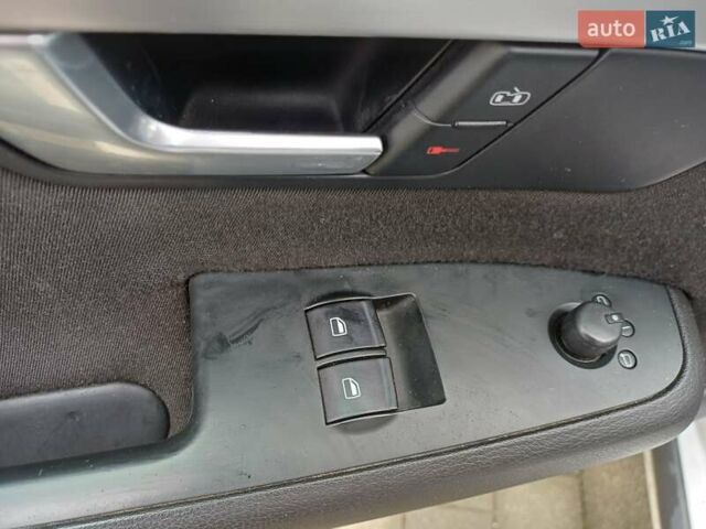 Сірий Ауді А4, об'ємом двигуна 1.6 л та пробігом 181 тис. км за 6400 $, фото 9 на Automoto.ua