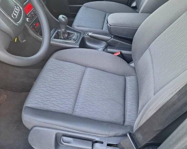 Серый Ауди А4, объемом двигателя 1.6 л и пробегом 184 тыс. км за 7500 $, фото 4 на Automoto.ua