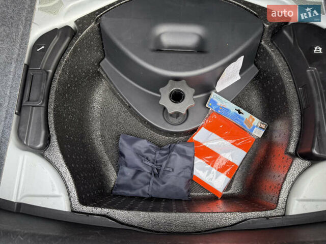 Сірий Ауді А4, об'ємом двигуна 1.6 л та пробігом 176 тис. км за 7999 $, фото 34 на Automoto.ua