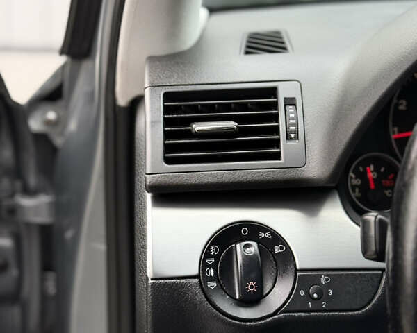 Сірий Ауді А4, об'ємом двигуна 1.6 л та пробігом 193 тис. км за 6500 $, фото 44 на Automoto.ua