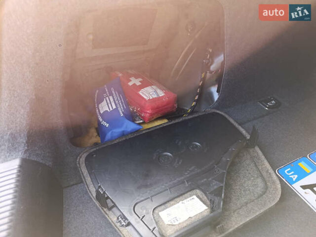 Сірий Ауді А4, об'ємом двигуна 1.8 л та пробігом 190 тис. км за 10499 $, фото 30 на Automoto.ua