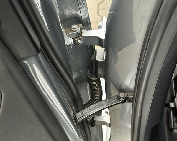 Сірий Ауді А4, об'ємом двигуна 1.8 л та пробігом 193 тис. км за 10000 $, фото 46 на Automoto.ua