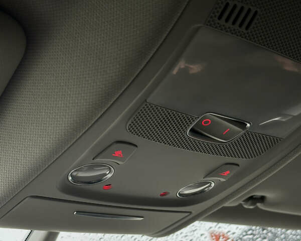 Сірий Ауді А4, об'ємом двигуна 1.8 л та пробігом 193 тис. км за 10000 $, фото 31 на Automoto.ua