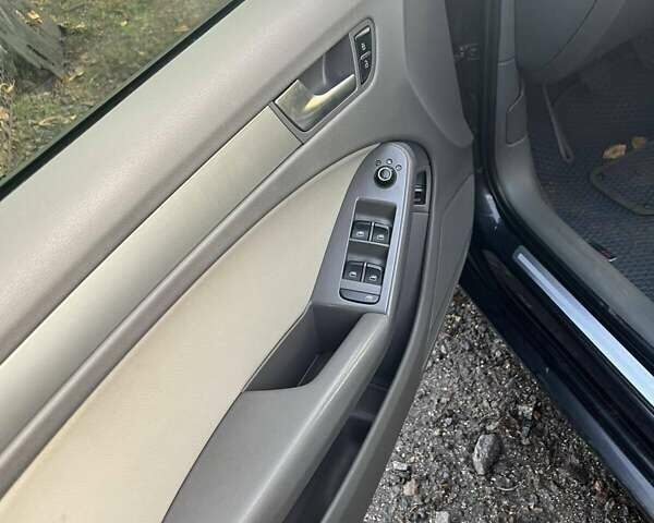 Сірий Ауді А4, об'ємом двигуна 1.97 л та пробігом 226 тис. км за 9000 $, фото 17 на Automoto.ua