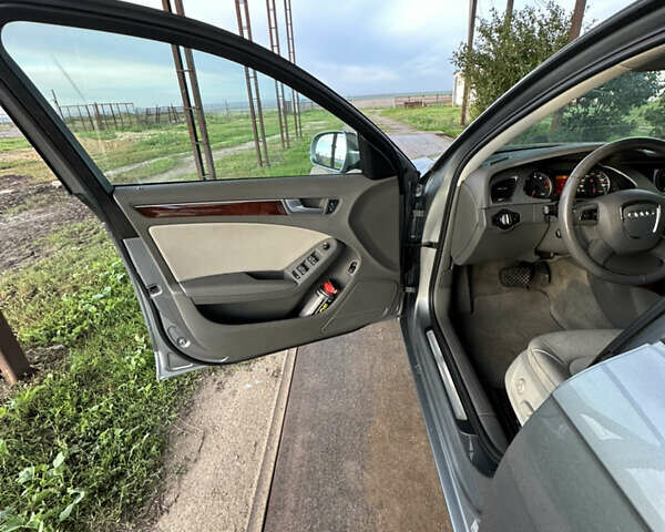 Серый Ауди А4, объемом двигателя 2 л и пробегом 177 тыс. км за 9900 $, фото 17 на Automoto.ua