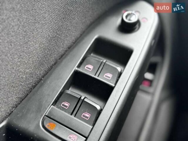 Сірий Ауді А4, об'ємом двигуна 1.8 л та пробігом 1 тис. км за 9999 $, фото 44 на Automoto.ua