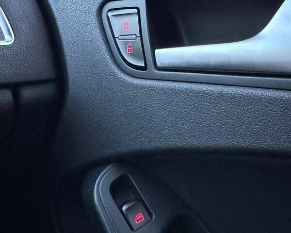 Сірий Ауді А4, об'ємом двигуна 2 л та пробігом 248 тис. км за 11000 $, фото 15 на Automoto.ua