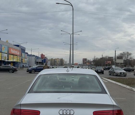 Серый Ауди А4, объемом двигателя 2 л и пробегом 200 тыс. км за 13000 $, фото 2 на Automoto.ua