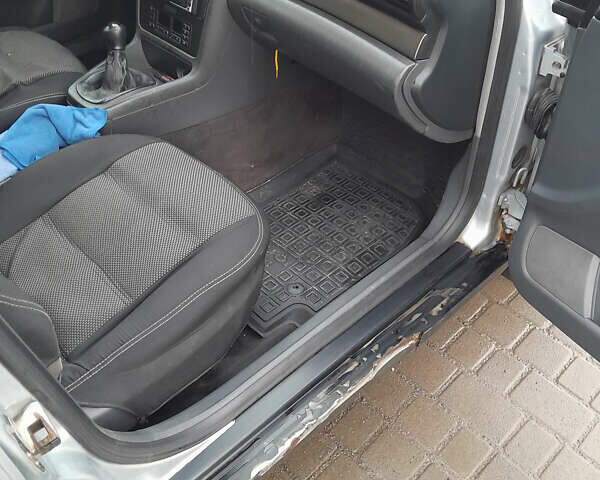 Серый Ауди А4, объемом двигателя 1.8 л и пробегом 411 тыс. км за 2600 $, фото 5 на Automoto.ua