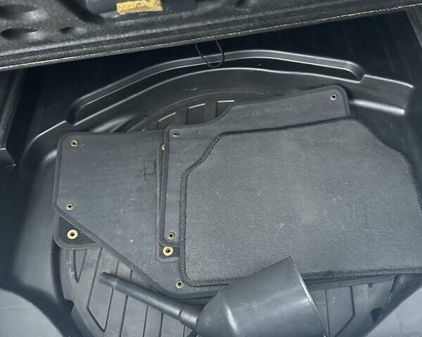 Сірий Ауді А4, об'ємом двигуна 1.6 л та пробігом 250 тис. км за 4400 $, фото 44 на Automoto.ua