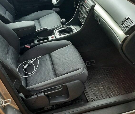 Серый Ауди А4, объемом двигателя 2 л и пробегом 256 тыс. км за 4400 $, фото 7 на Automoto.ua