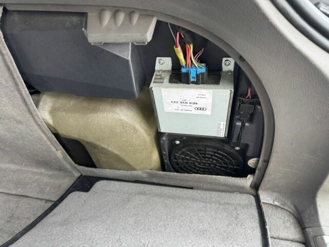 Сірий Ауді А4, об'ємом двигуна 2.5 л та пробігом 325 тис. км за 3600 $, фото 5 на Automoto.ua