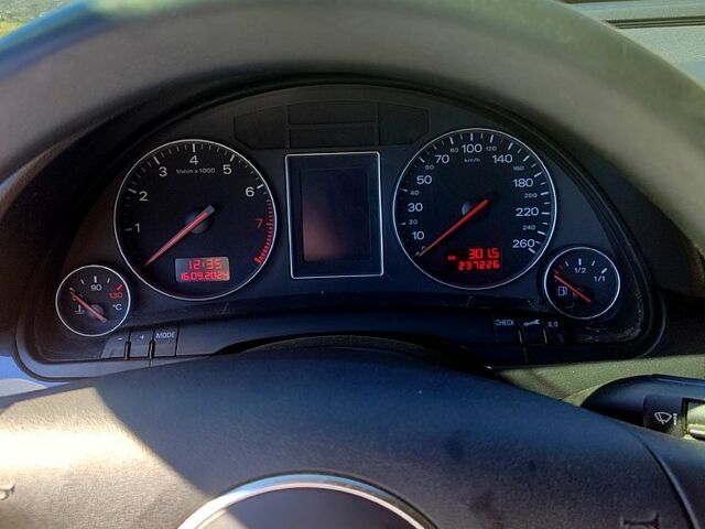 Серый Ауди А4, объемом двигателя 1.6 л и пробегом 239 тыс. км за 4900 $, фото 3 на Automoto.ua