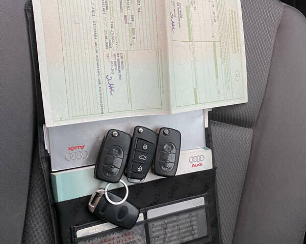 Сірий Ауді А4, об'ємом двигуна 1.8 л та пробігом 276 тис. км за 5000 $, фото 12 на Automoto.ua