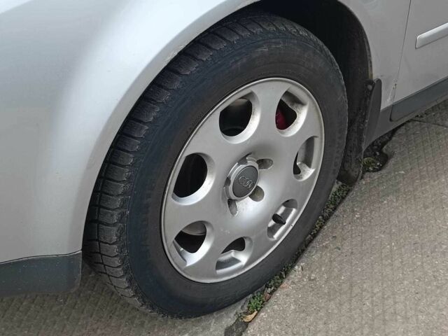 Сірий Ауді А4, об'ємом двигуна 2.4 л та пробігом 282 тис. км за 5390 $, фото 5 на Automoto.ua