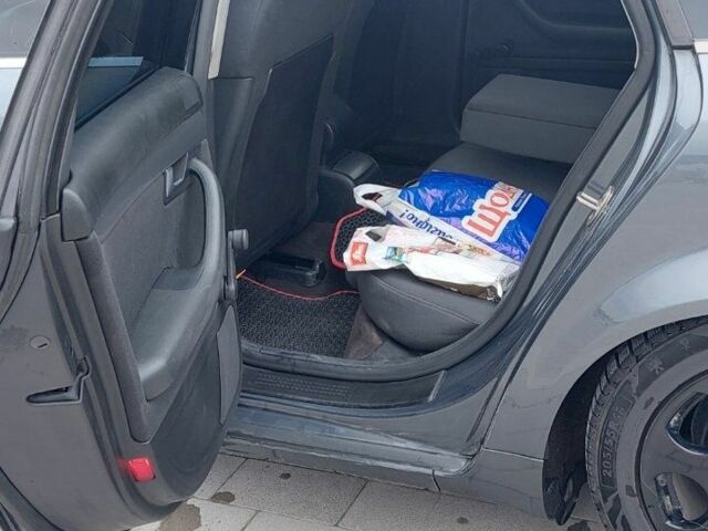 Серый Ауди А4, объемом двигателя 1.8 л и пробегом 239 тыс. км за 6300 $, фото 4 на Automoto.ua