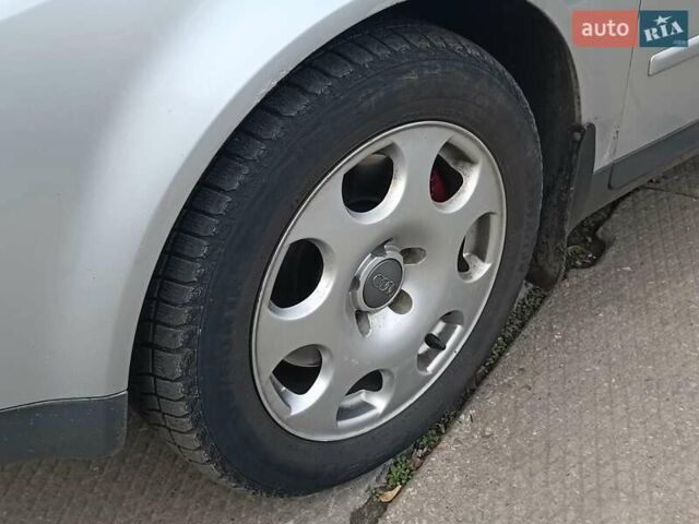 Сірий Ауді А4, об'ємом двигуна 2.4 л та пробігом 282 тис. км за 5390 $, фото 5 на Automoto.ua