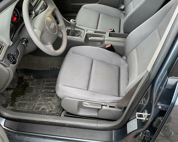 Сірий Ауді А4, об'ємом двигуна 1.8 л та пробігом 276 тис. км за 5000 $, фото 9 на Automoto.ua