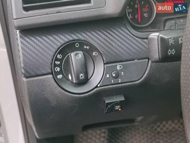 Сірий Ауді А4, об'ємом двигуна 2.4 л та пробігом 282 тис. км за 5390 $, фото 23 на Automoto.ua