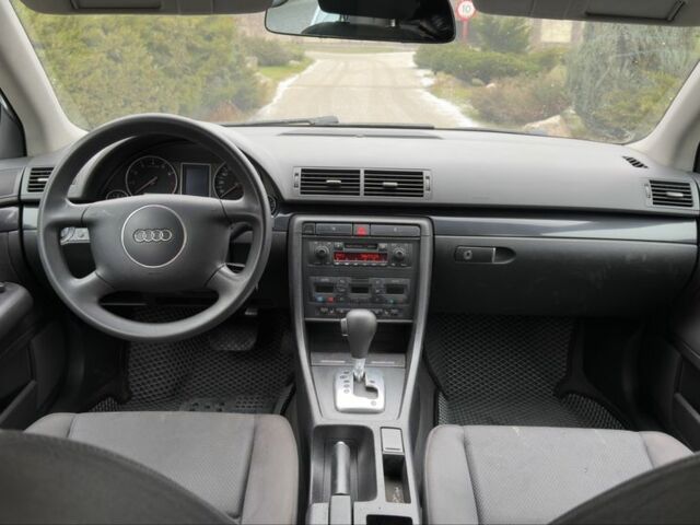 Серый Ауди А4, объемом двигателя 2 л и пробегом 300 тыс. км за 3990 $, фото 9 на Automoto.ua