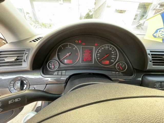 Ауди А4 2004 в Днепре (Днепропетровске) на Automoto.ua Серый Ауди А4, объемом двигателя 0 л и пробегом 318 тыс. км за 5000 $, фото 3 на Automoto.ua