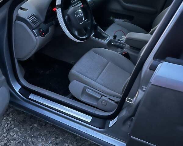 Серый Ауди А4, объемом двигателя 2 л и пробегом 312 тыс. км за 6000 $, фото 3 на Automoto.ua