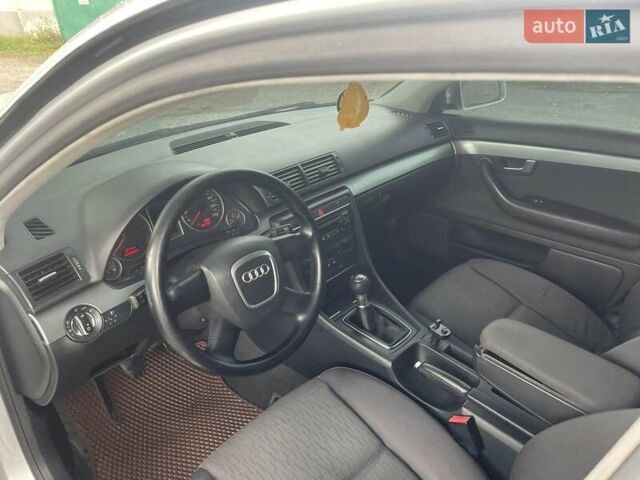 Ауді А4 2004 у Волочиске на Automoto.ua Сірий Ауді А4, об'ємом двигуна 1.97 л та пробігом 352 тис. км за 4800 $, фото 1 на Automoto.ua