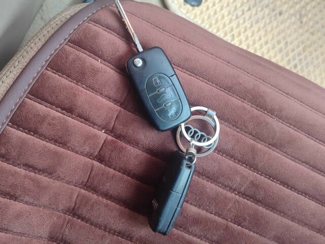 Сірий Ауді А4, об'ємом двигуна 2.5 л та пробігом 377 тис. км за 6500 $, фото 1 на Automoto.ua