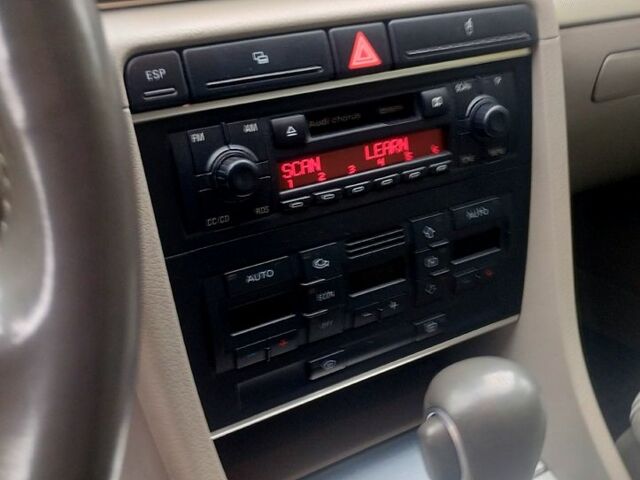 Сірий Ауді А4, об'ємом двигуна 2 л та пробігом 241 тис. км за 7000 $, фото 12 на Automoto.ua