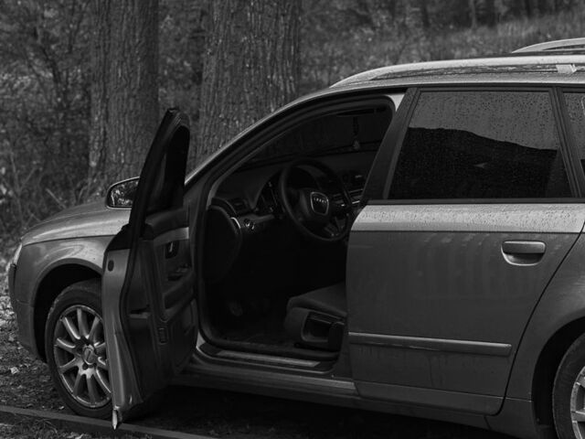 Серый Ауди А4, объемом двигателя 2 л и пробегом 280 тыс. км за 3700 $, фото 2 на Automoto.ua