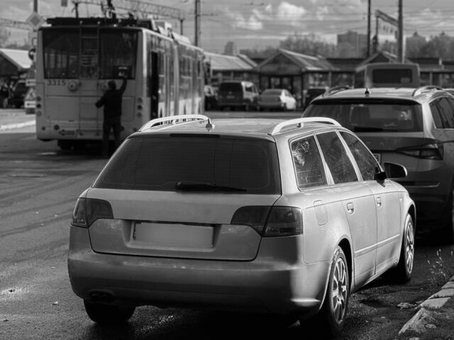 Серый Ауди А4, объемом двигателя 2 л и пробегом 280 тыс. км за 3700 $, фото 7 на Automoto.ua