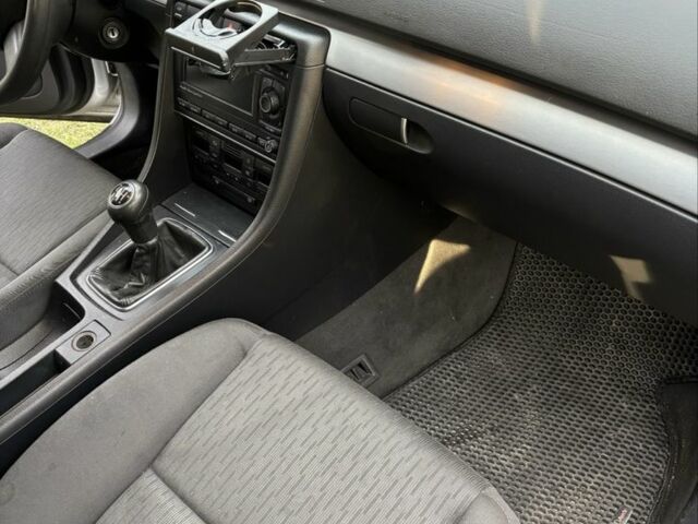 Сірий Ауді А4, об'ємом двигуна 2 л та пробігом 300 тис. км за 1000 $, фото 4 на Automoto.ua