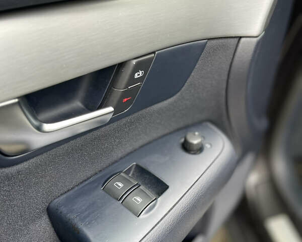 Ауді А4 2006 у Хмельницькому на Automoto.ua Сірий Ауді А4, об'ємом двигуна 2 л та пробігом 221 тис. км за 6699 $, фото 17 на Automoto.ua