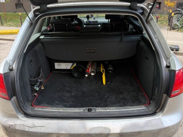 Серый Ауди А4, объемом двигателя 2 л и пробегом 300 тыс. км за 7500 $, фото 3 на Automoto.ua