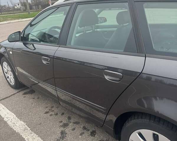 Сірий Ауді А4, об'ємом двигуна 2 л та пробігом 304 тис. км за 8200 $, фото 4 на Automoto.ua