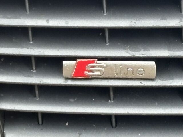 Серый Ауди А4, объемом двигателя 2.5 л и пробегом 259 тыс. км за 3300 $, фото 6 на Automoto.ua