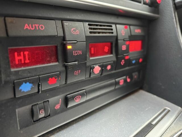 Серый Ауди А4, объемом двигателя 2.5 л и пробегом 337 тыс. км за 2499 $, фото 12 на Automoto.ua