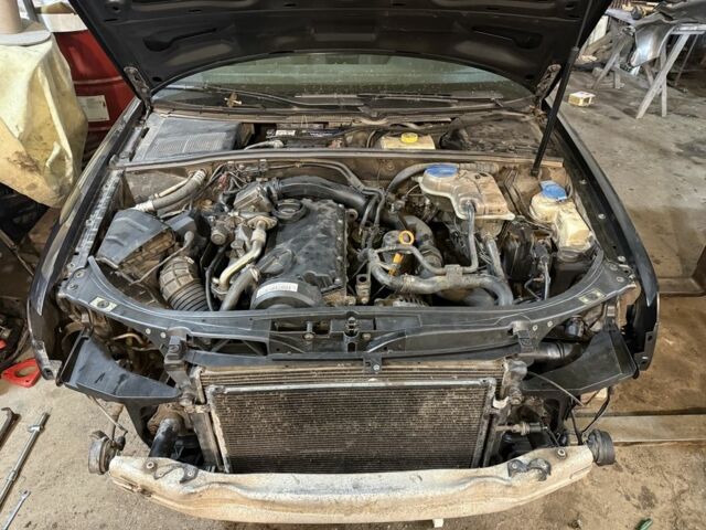 Серый Ауди А4, объемом двигателя 2 л и пробегом 300 тыс. км за 4900 $, фото 3 на Automoto.ua