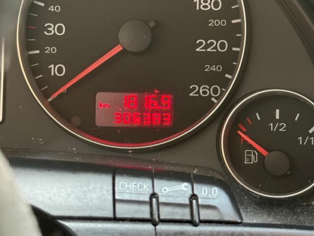 Серый Ауди А4, объемом двигателя 2 л и пробегом 300 тыс. км за 7500 $, фото 7 на Automoto.ua