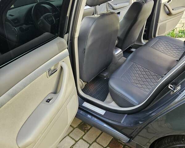 Сірий Ауді А4, об'ємом двигуна 2 л та пробігом 300 тис. км за 8600 $, фото 6 на Automoto.ua