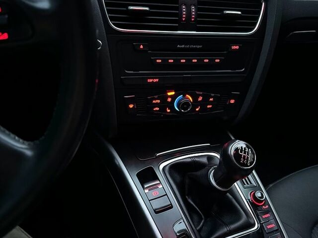 Сірий Ауді А4, об'ємом двигуна 2 л та пробігом 300 тис. км за 9400 $, фото 11 на Automoto.ua