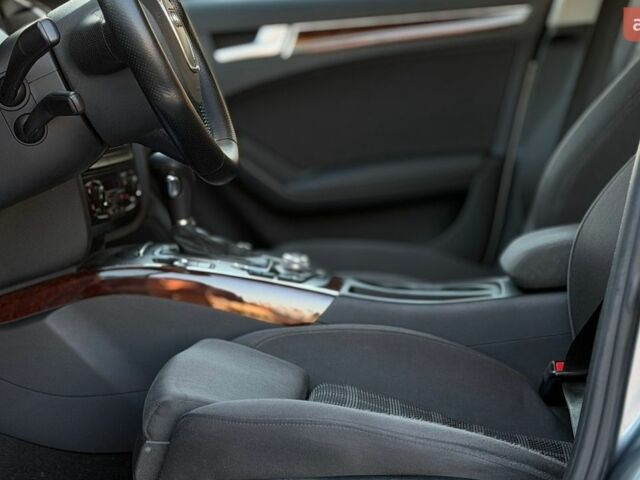 Сірий Ауді А4, об'ємом двигуна 2 л та пробігом 230 тис. км за 9999 $, фото 32 на Automoto.ua
