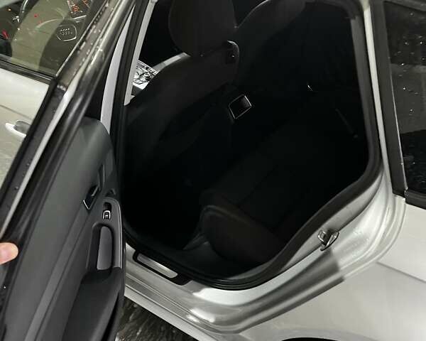 Сірий Ауді А4, об'ємом двигуна 2 л та пробігом 295 тис. км за 10800 $, фото 20 на Automoto.ua