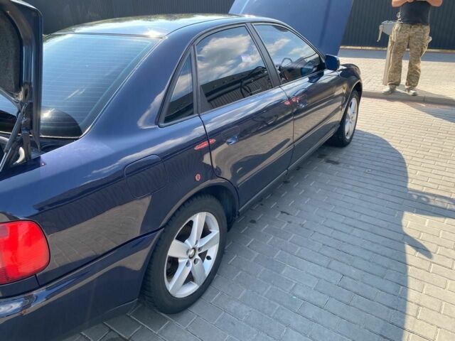 Синий Ауди А4, объемом двигателя 2 л и пробегом 288 тыс. км за 3450 $, фото 7 на Automoto.ua