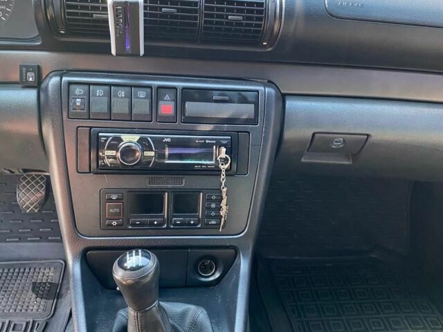 Синий Ауди А4, объемом двигателя 2 л и пробегом 288 тыс. км за 3450 $, фото 4 на Automoto.ua