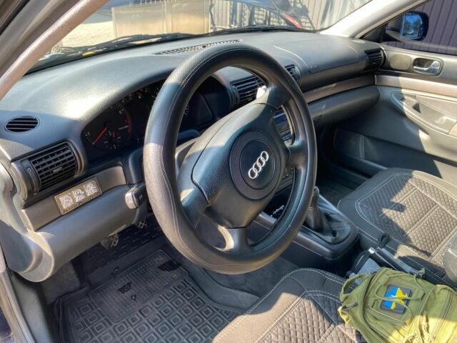 Синий Ауди А4, объемом двигателя 2 л и пробегом 288 тыс. км за 3450 $, фото 3 на Automoto.ua