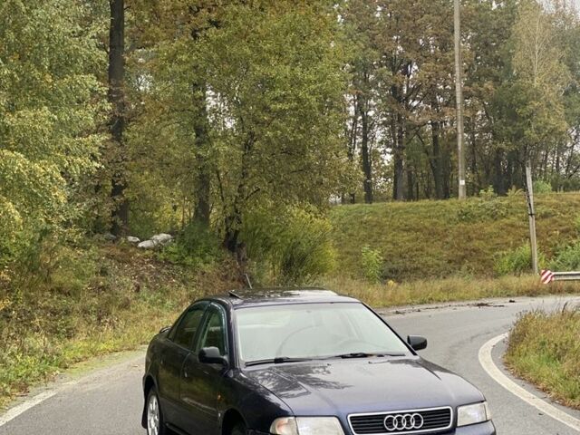 Синий Ауди А4, объемом двигателя 1.8 л и пробегом 300 тыс. км за 1350 $, фото 1 на Automoto.ua