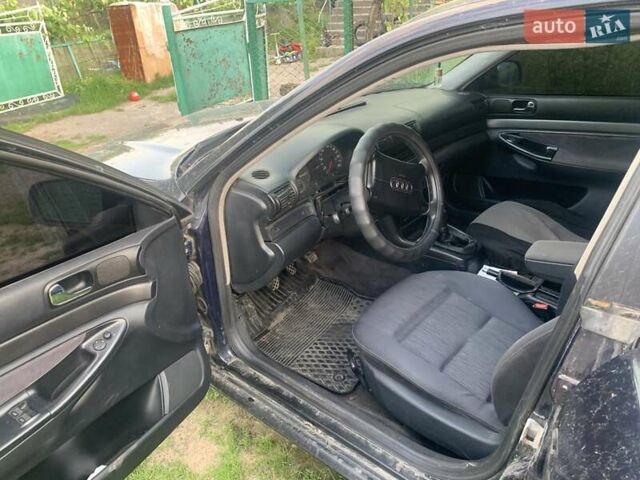 Синий Ауди А4, объемом двигателя 1.8 л и пробегом 367 тыс. км за 2400 $, фото 7 на Automoto.ua